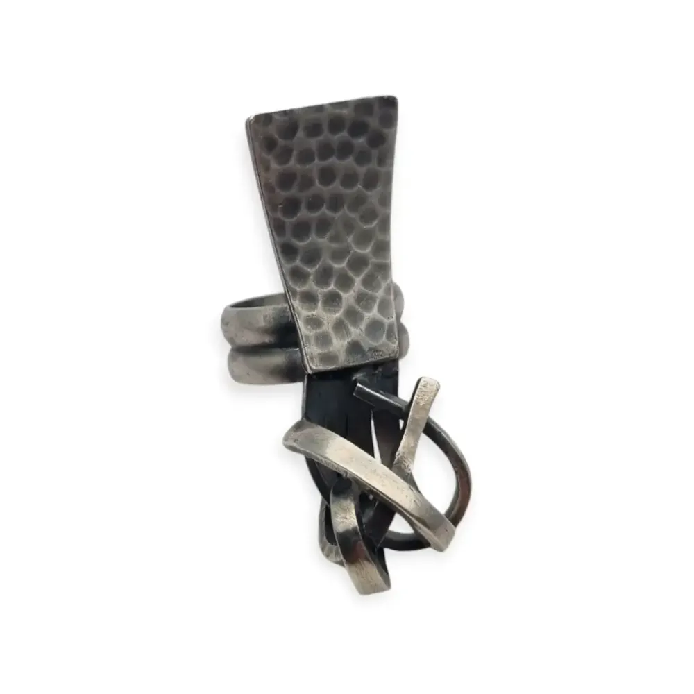 Anillo de plata escaso con diseño brutalista, Pele Torres, Plateros de Ibiza. con Certificación CE